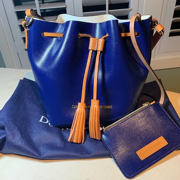 Dooney & Bourke Handbags - NWOT- Dooney & Bourke Serena crossbody bucket bag